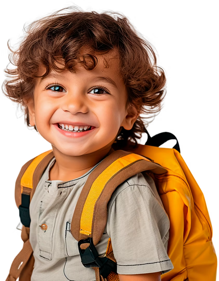 Aluno sorrindo com mochila amarela